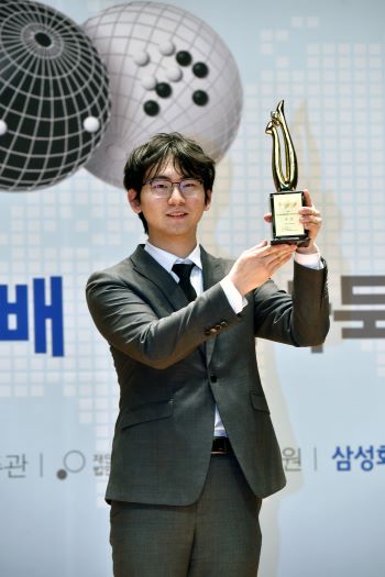 딩하오, 삼성화재배 2연패 달성...“신진서 꺾으니 목표 생겼다”